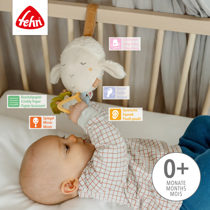 Baby greift nach Baby Activity-Schaf