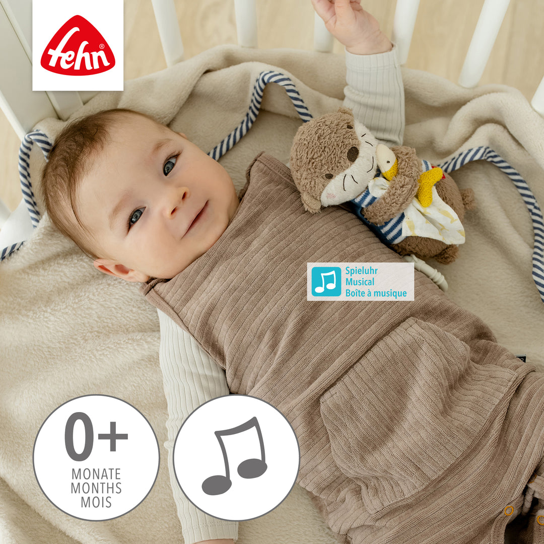 Baby spielt mit Baby Spieluhr Otter