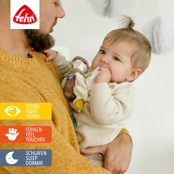 Baby spielt mit Musselin-Schmusetuch Otter