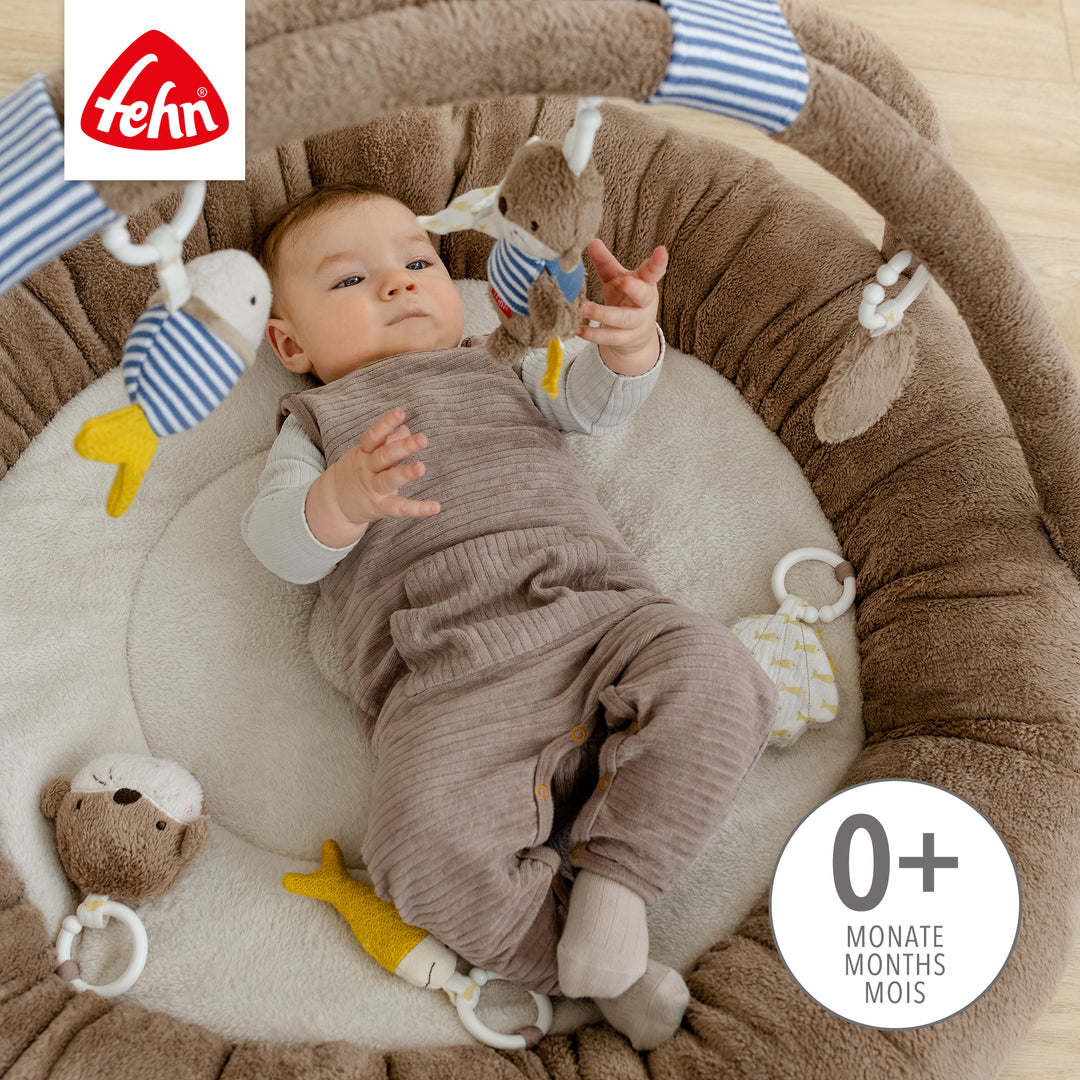 Baby entdeckt das Baby 3-D-Activity-Nest Otter in Rückenlage