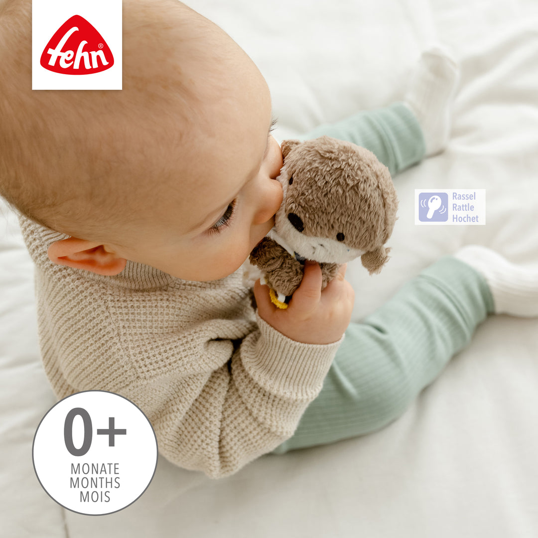 Baby spielt mit Baby Stabgreifling Otter