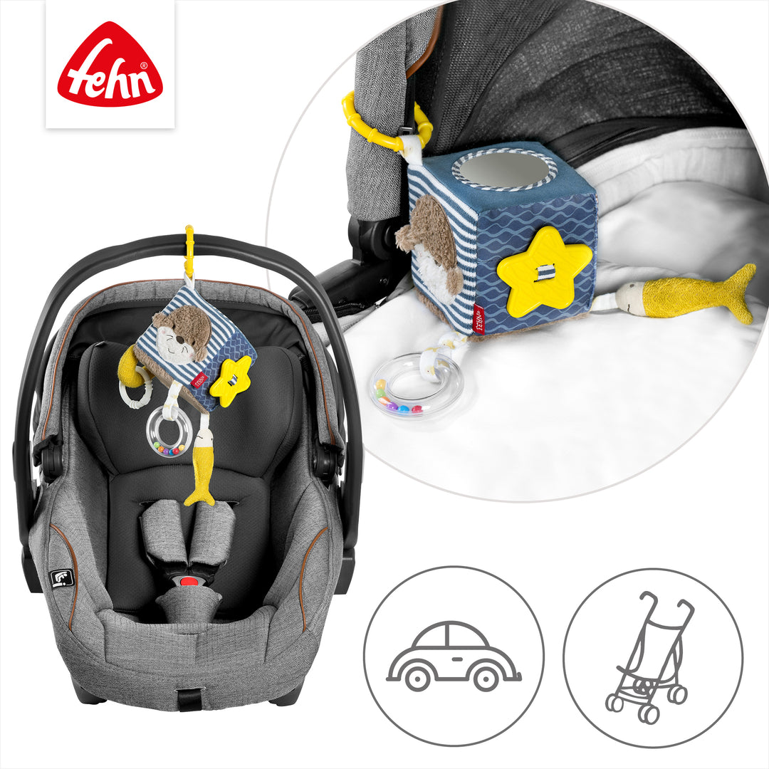 Baby Activity-Würfel Otter an Babyschale und Kinderwagen befestigt