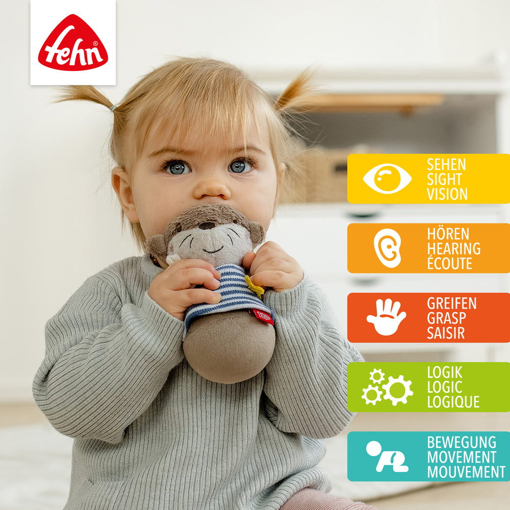 Baby spielt mit Baby Mini-Stehauf Otter