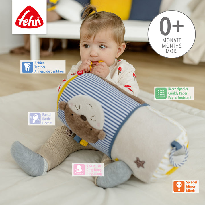 Baby spielt mit Baby Krabbelrolle Otter