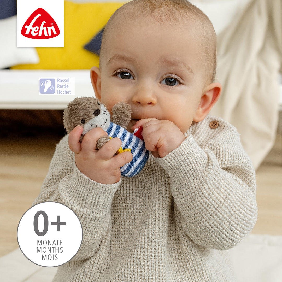Baby spielt mit Baby Mini-Rassel Otter