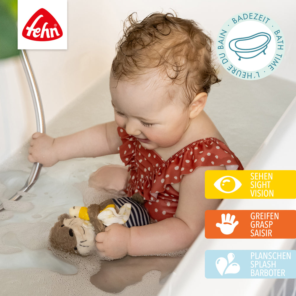 Baby spielt mit Baby Badetier Otter in der Badewanne