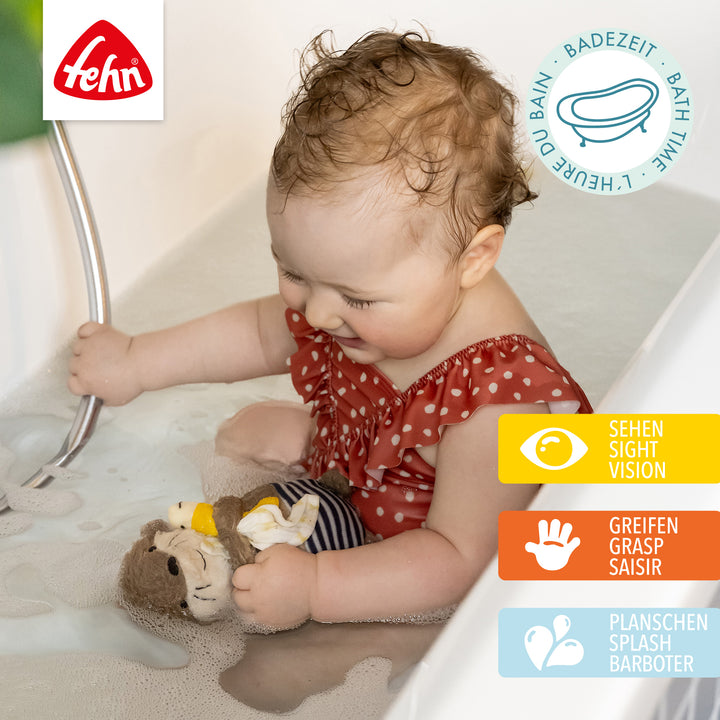 Baby spielt mit Baby Badetier Otter in der Badewanne