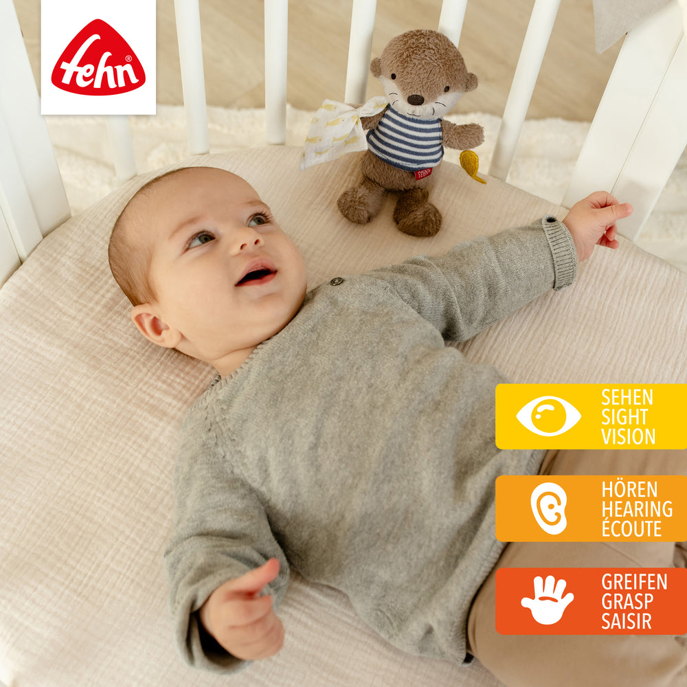 Baby liegt neben Baby Bean Bag Otter