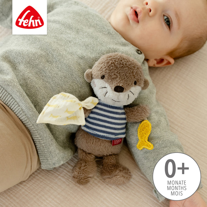 Baby spielt mit Baby Bean Bag Otter