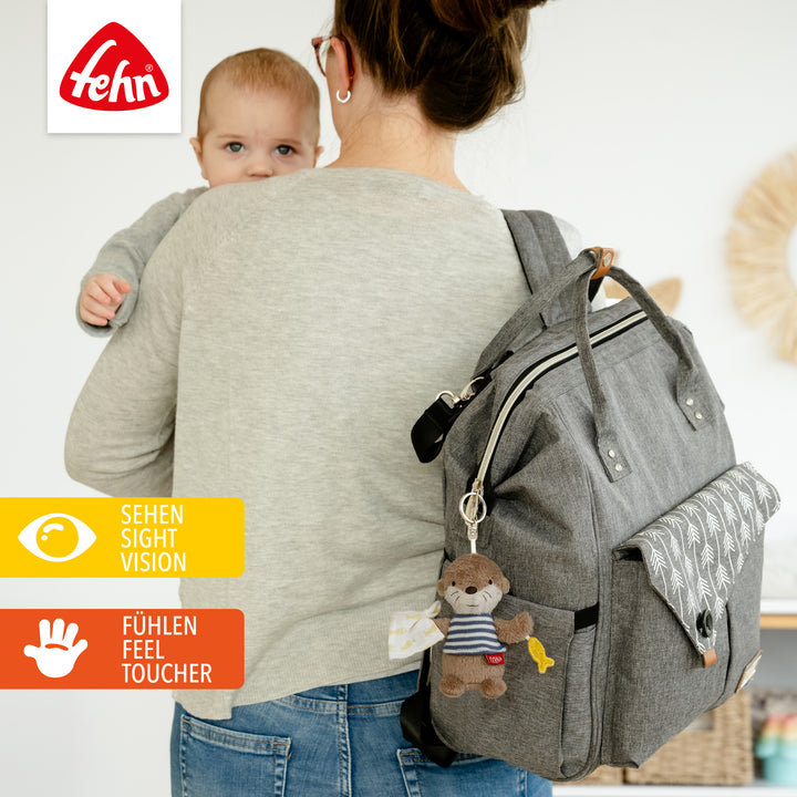 Baby Schlüsselanhänger Otter an Rucksack befestigt