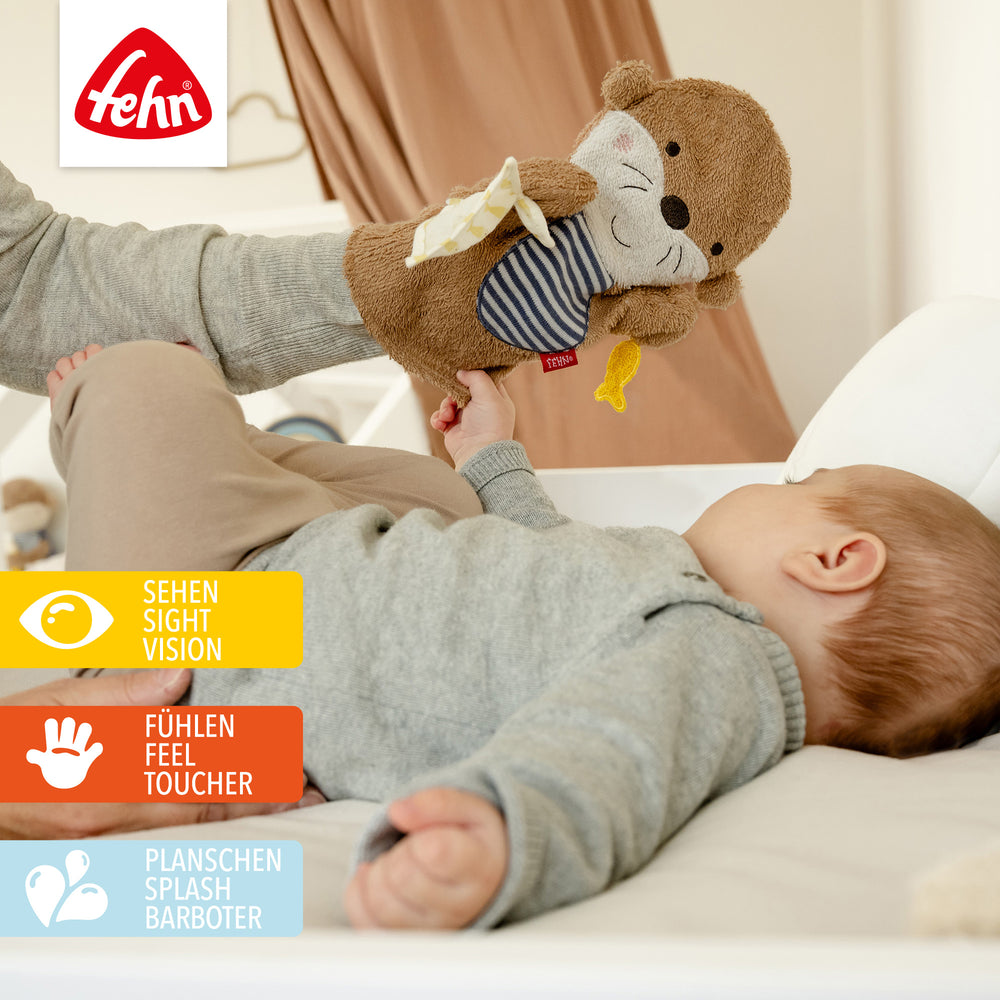 Baby greift nach Baby Wachhandschuh Otter