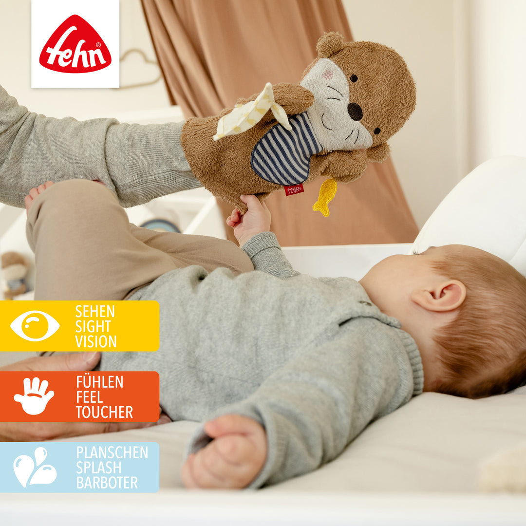 Baby greift nach Baby Wachhandschuh Otter