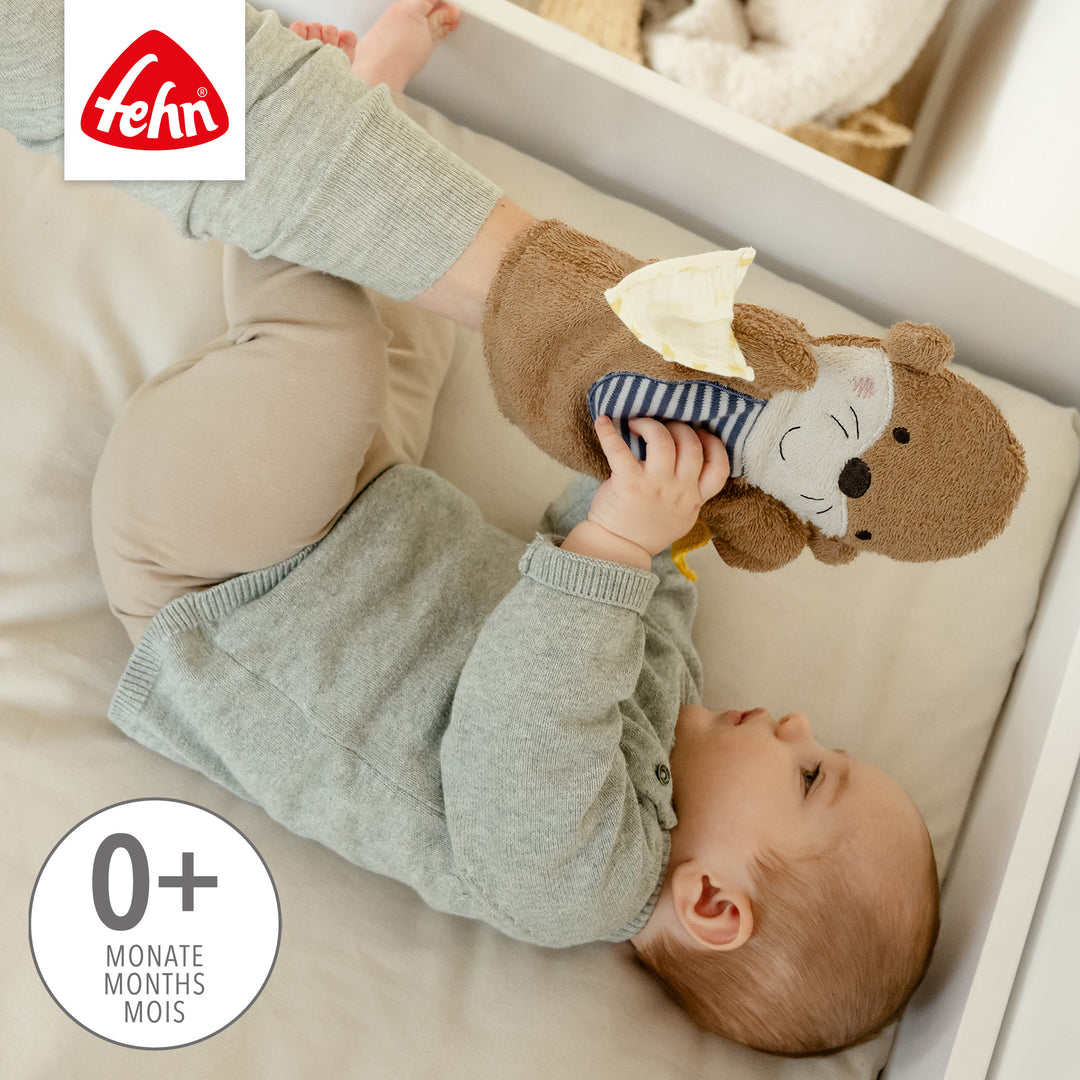 Mutter und Baby spielen mit Baby Waschhandschuh Otter