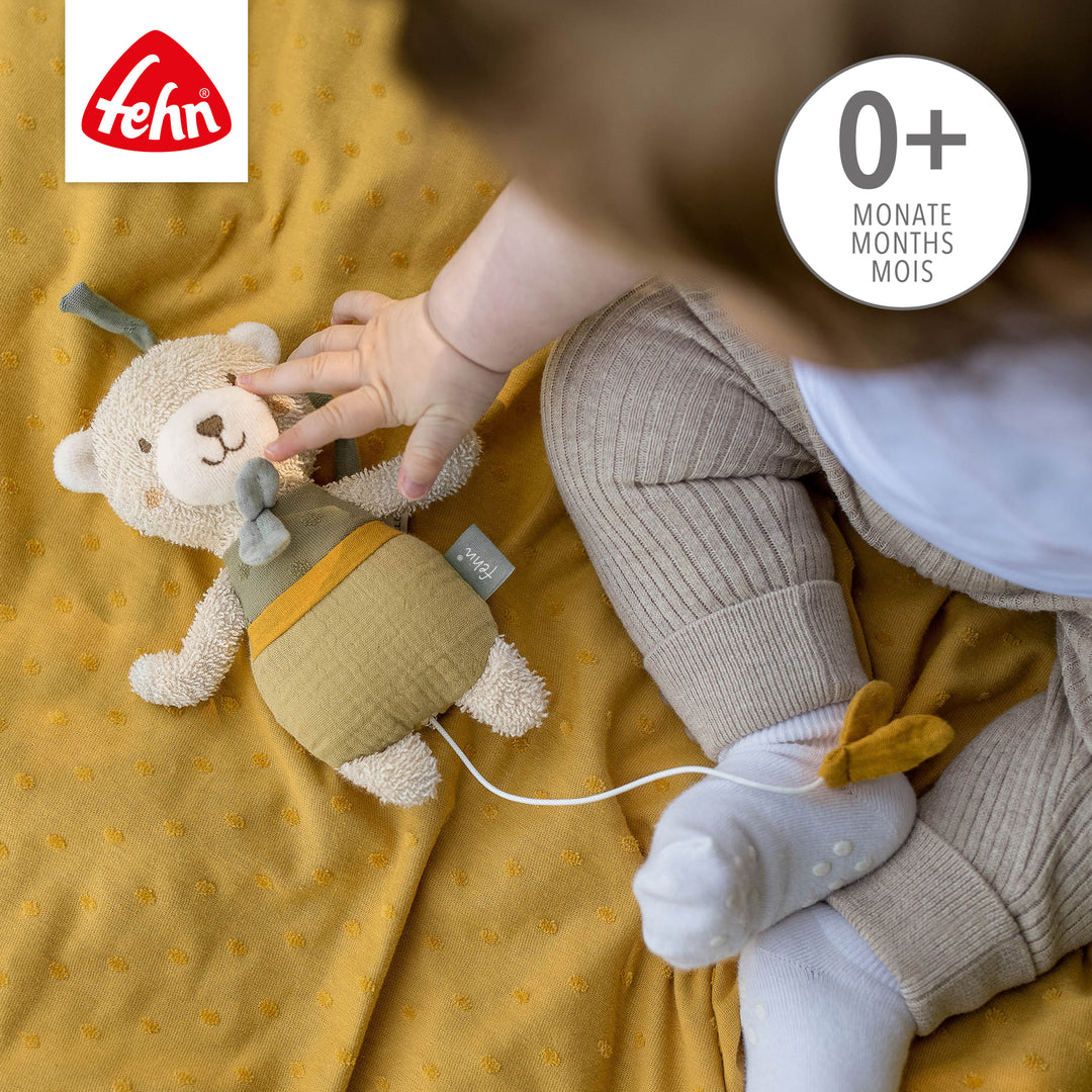 Baby spielt mit Baby Spieluhr Bär