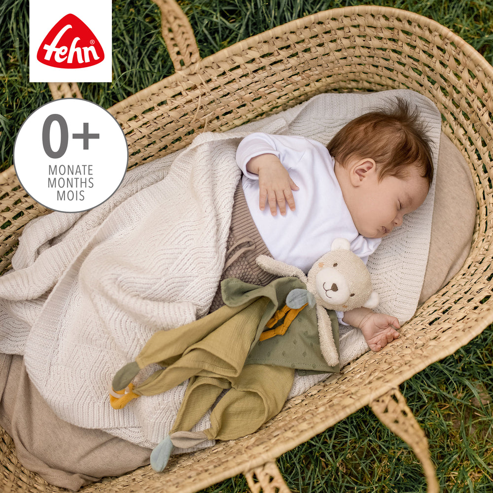 Baby schläft mit  Baby Schmusetuch Bär Deluxe im Arm