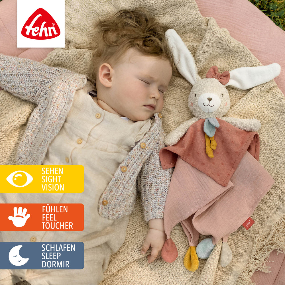 Baby schläft mit  Baumwoll-Schmusetuch Hase
