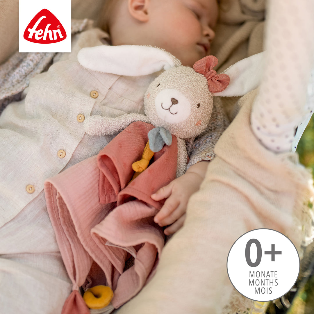 Baby hält Baby Schmusetuch Hase Deluxe im Arm
