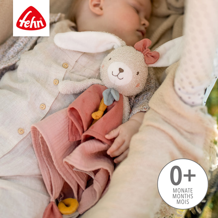 Baby hält Baby Schmusetuch Hase Deluxe im Arm