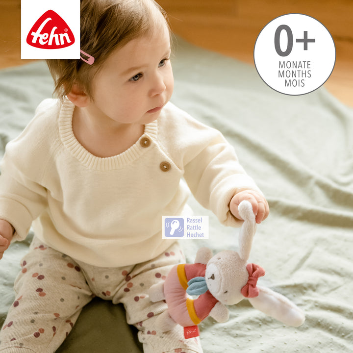 Baby spielt mit Baby Ring-Greifling Hase