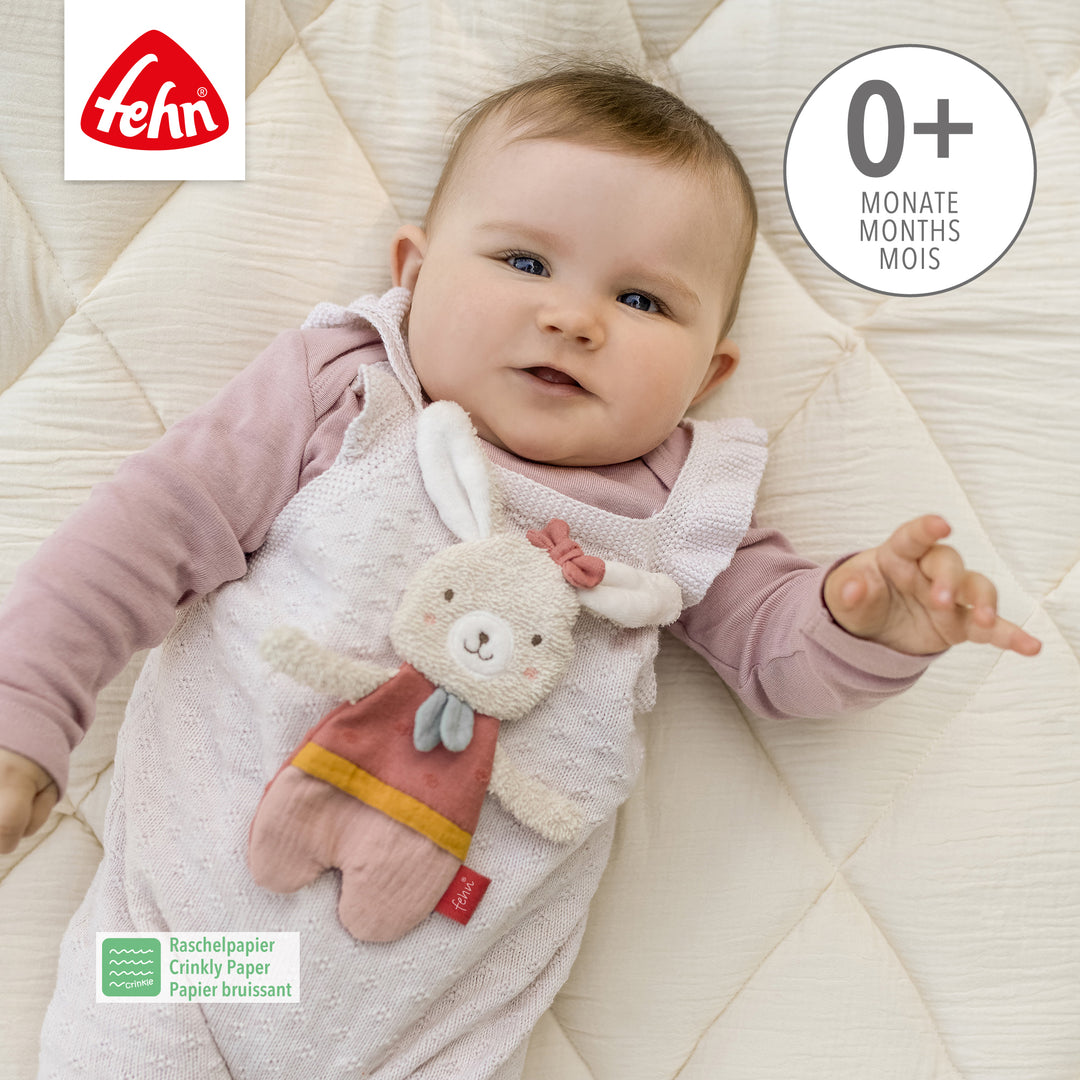 Baby spielt mit Baby Knister-Hase
