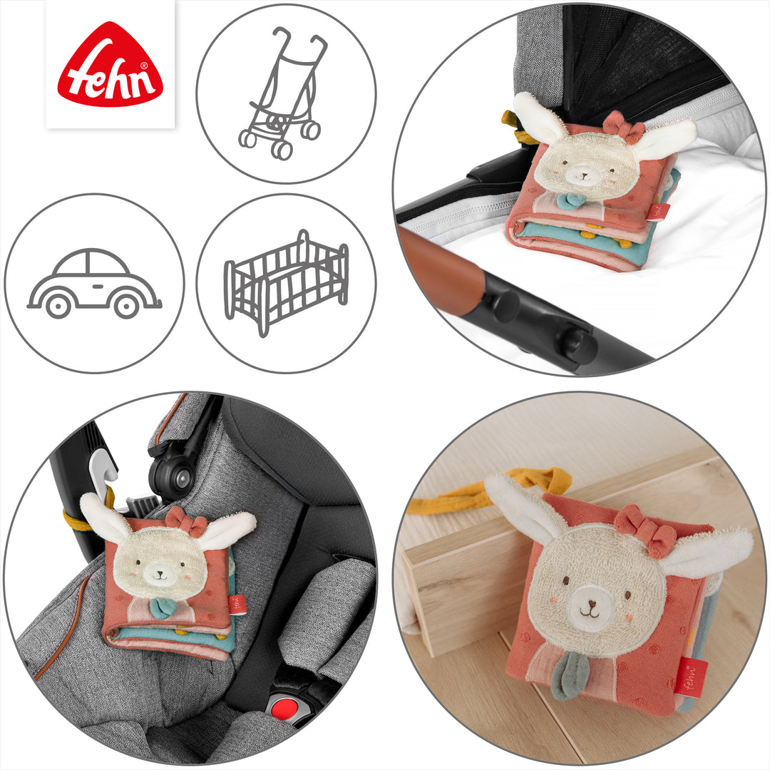 Baby Stoffbuch Hase an Kinderwagen und Babyschale befestigt