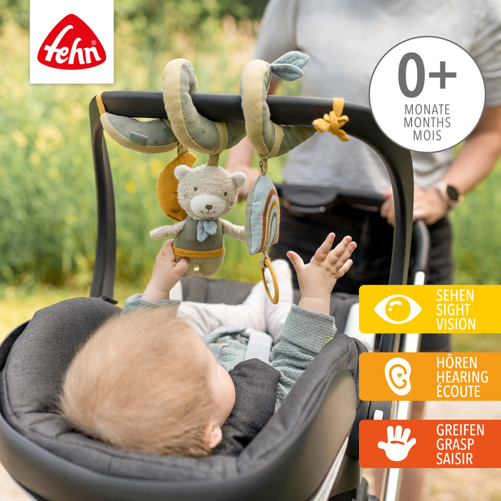 Baby spielt in Kinderwagen mit Activity-Spirale Bär aus weicher Baumwolle