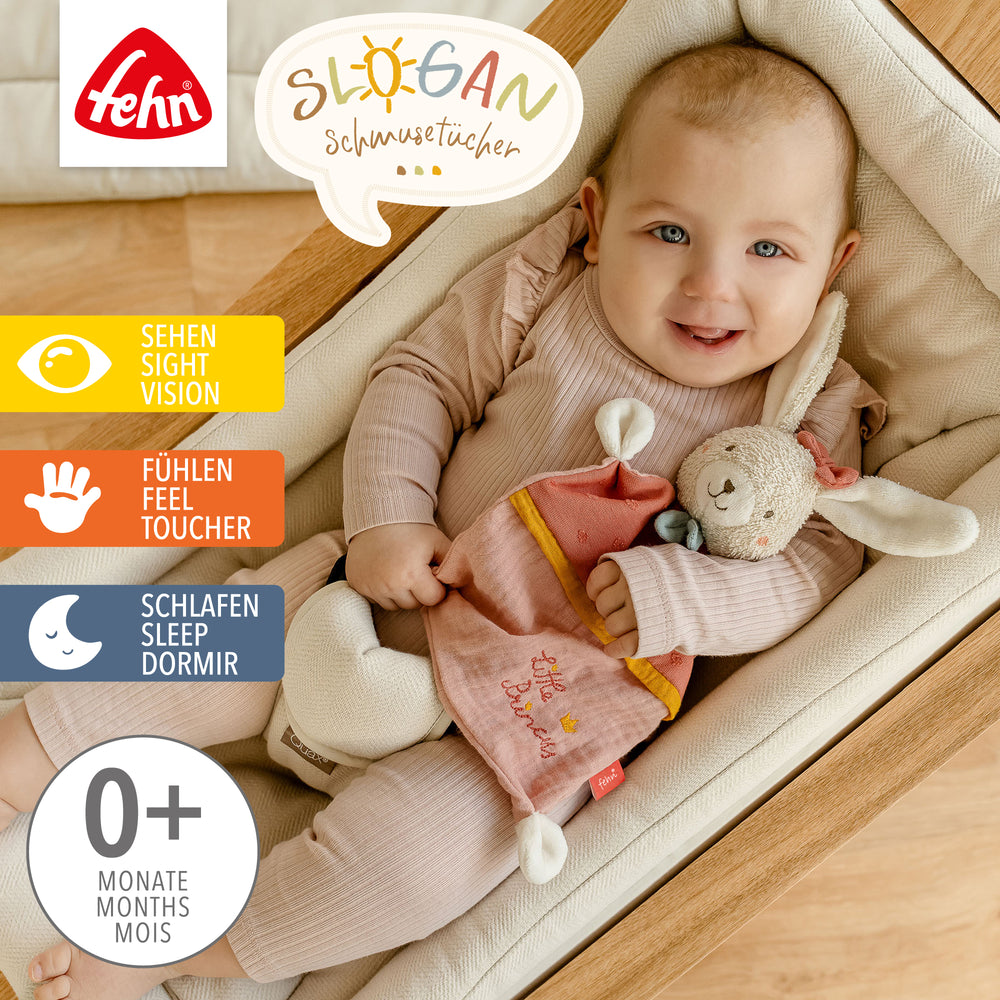 Baby kuschelt mit  Baumwoll-Schmusetuch Hase