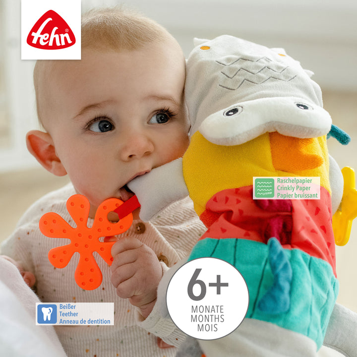 Baby spielt mit Baby Handpuppe Krokodil