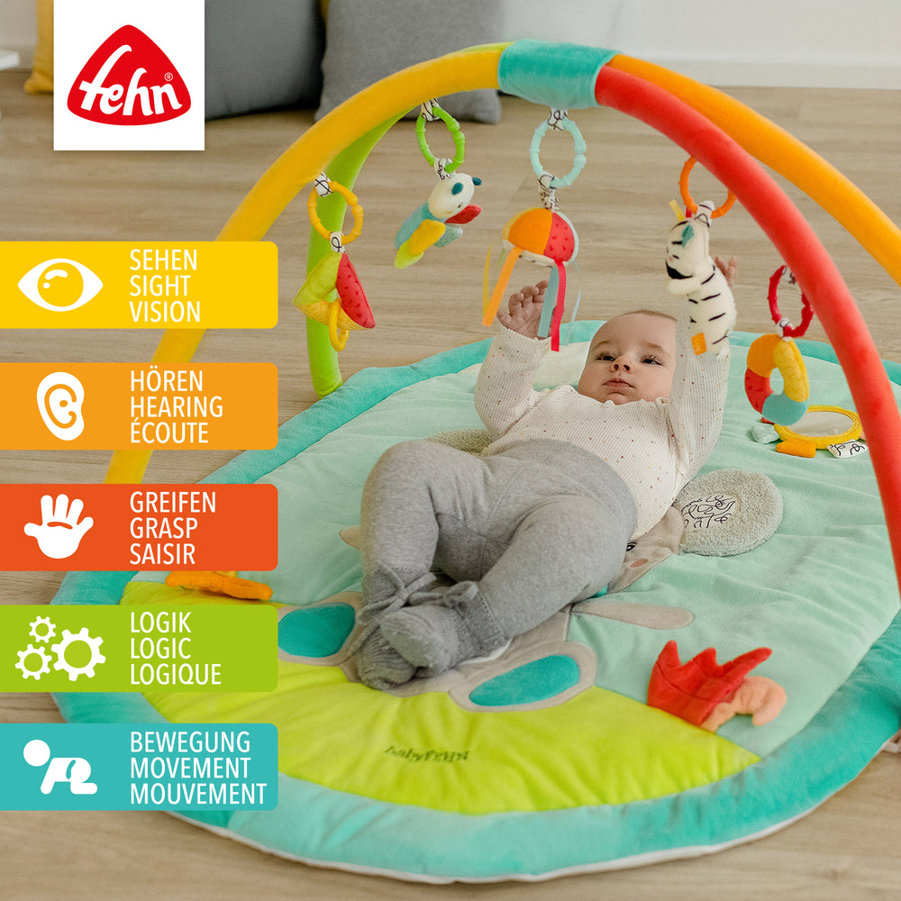 Baby entdeckt die Baby 3-D-Activity-Decke Koala und greift nach Spielelement
