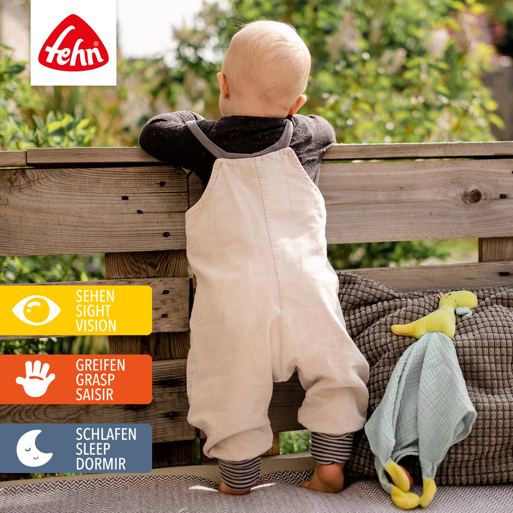 Baby spielt mit Musselin-Schmusetuch Dino