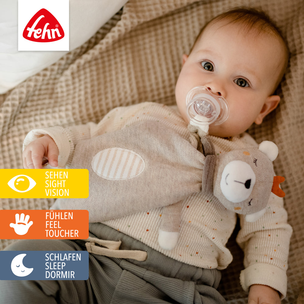 Baby kuschelt mit  Baumwoll-Schmusetuch Teddy