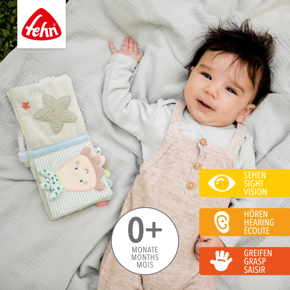 Baby spielt mit Baby Stoffbuch Oktopus