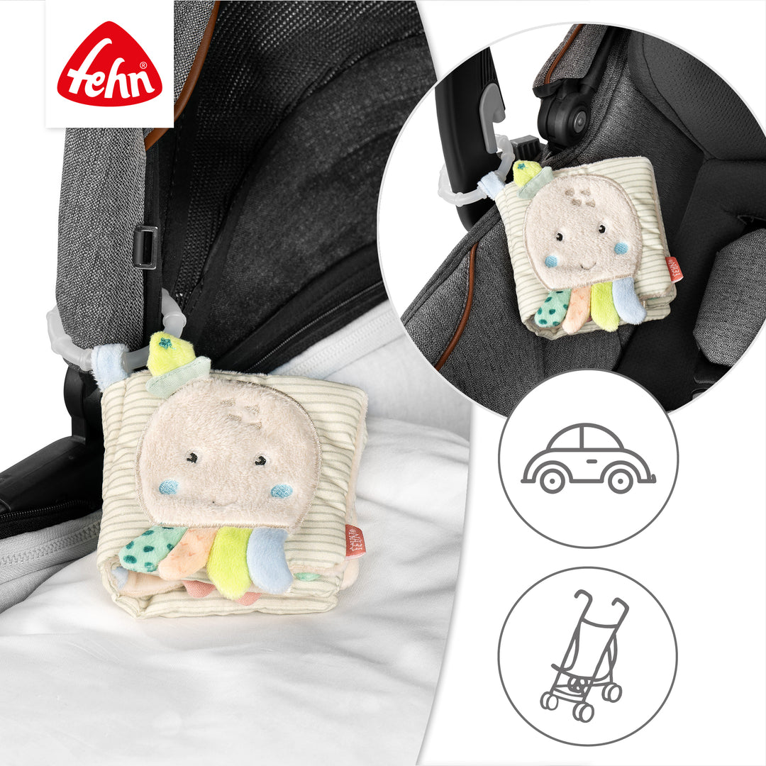 Baby Stoffbuch Oktopus an Kinderwagen und Babyschale befestigt