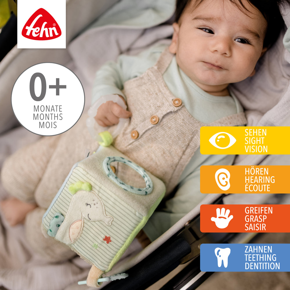 Baby spielt mit Baby Activity-Würfel Meereskinder aus weichem Plüsch