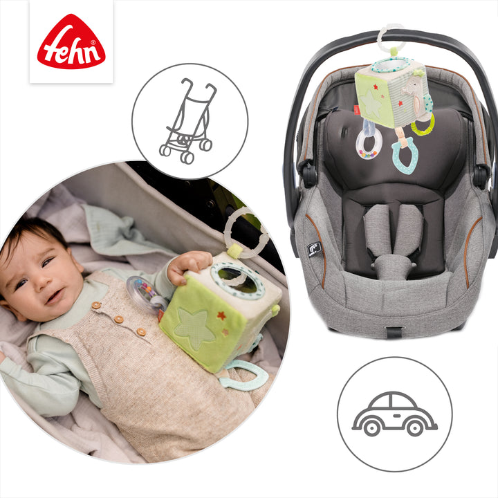 Baby Activity-Würfel Meereskinder an Babyschale und Kinderwagen befestigt