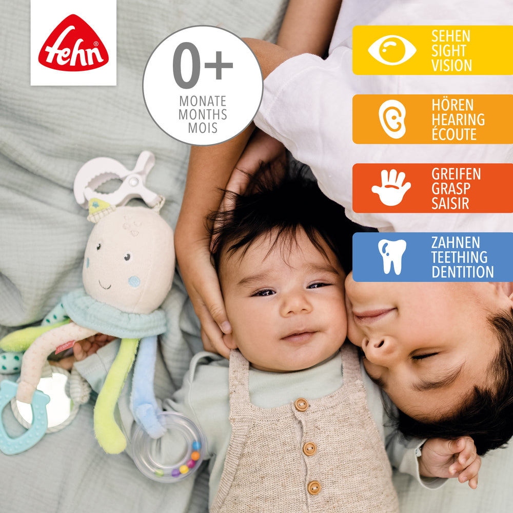 Baby spielt mit Baby Activity-Oktopus aus weichem Plüsch