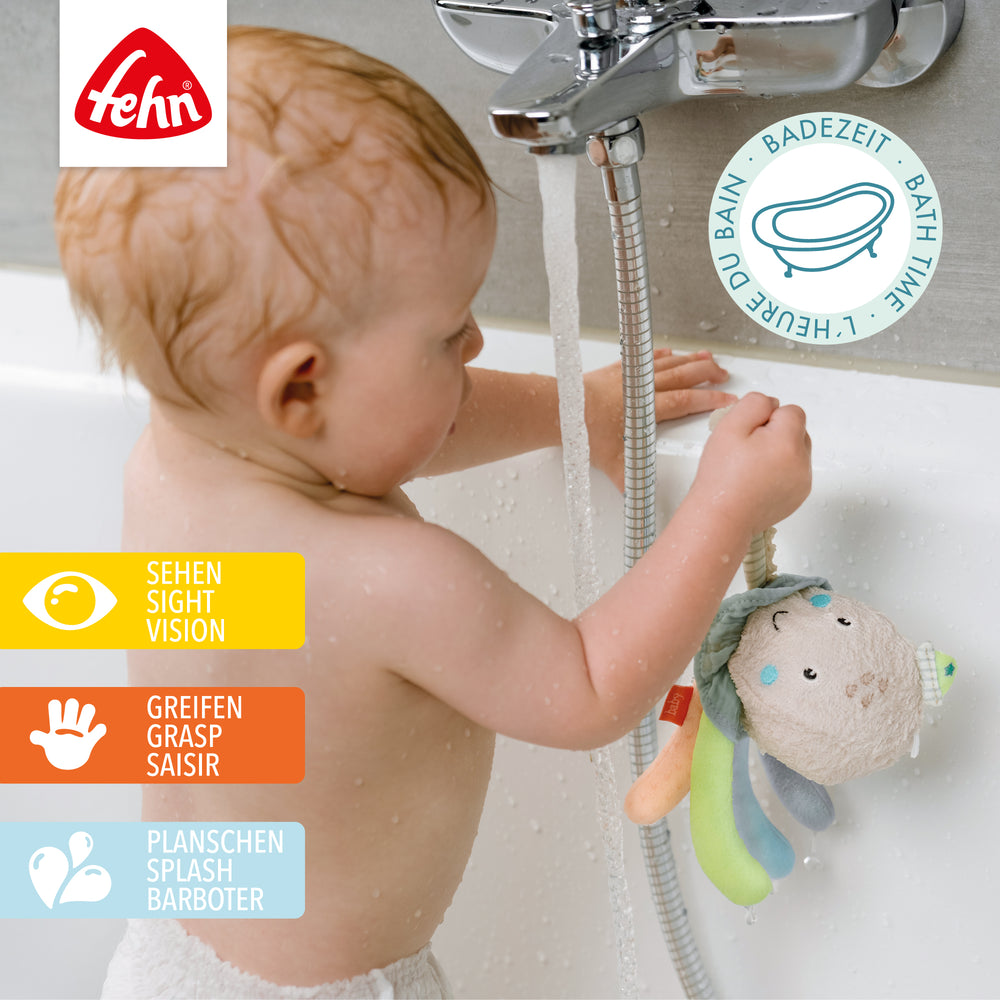 Baby spielt mit Baby Badetier Oktopus in der Badewanne