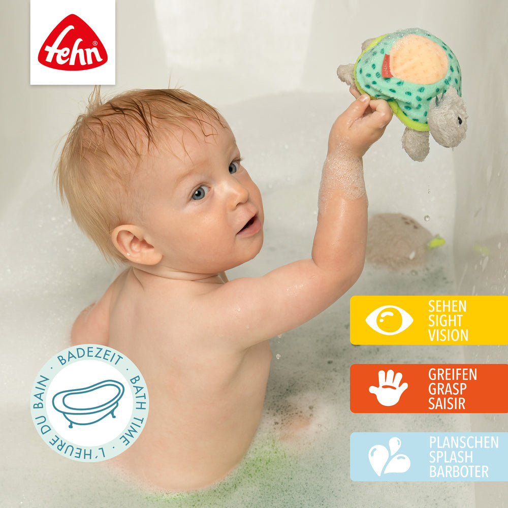 Baby spielt mit Baby Bade-Schwamm Schildkröte in der Badewanne