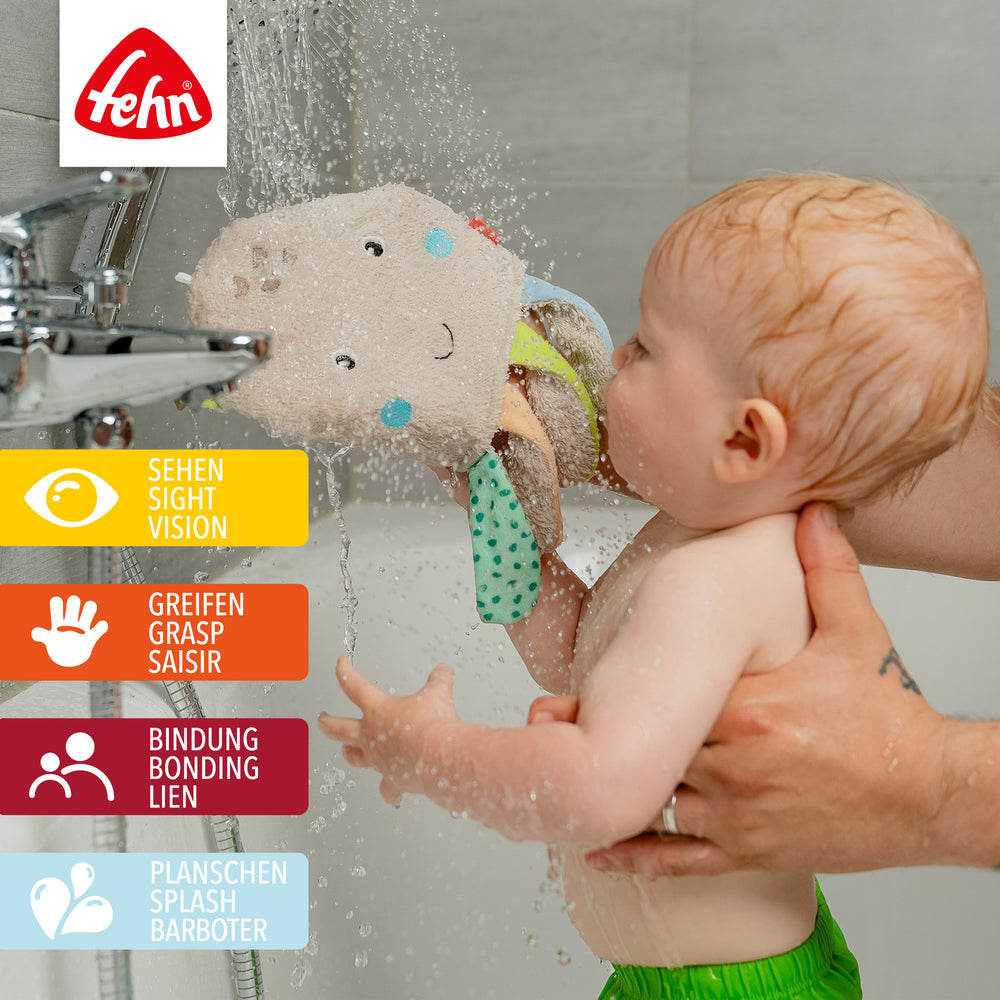 Baby spielt mit Baby Wachhandschuh Oktopus in der Badewanne