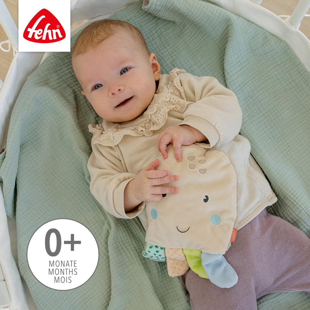 Baby kuschelt mit Baby Kirschkernkissen Oktopus aus weichem Plüsch