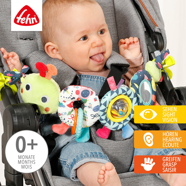 Baby spielt mit Baby Kinderwagenkette Raupe aus weichem Plüsch