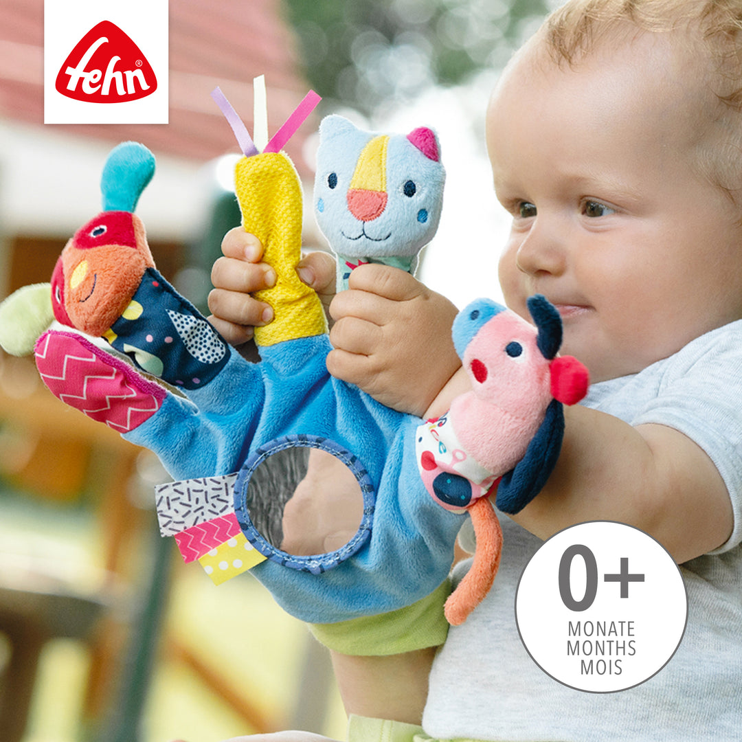 Baby spielt mit Baby Spielhandschuh COLOR Friends