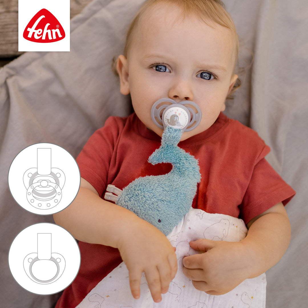 Baby hält Baby Schmusetuch Wal im Arm
