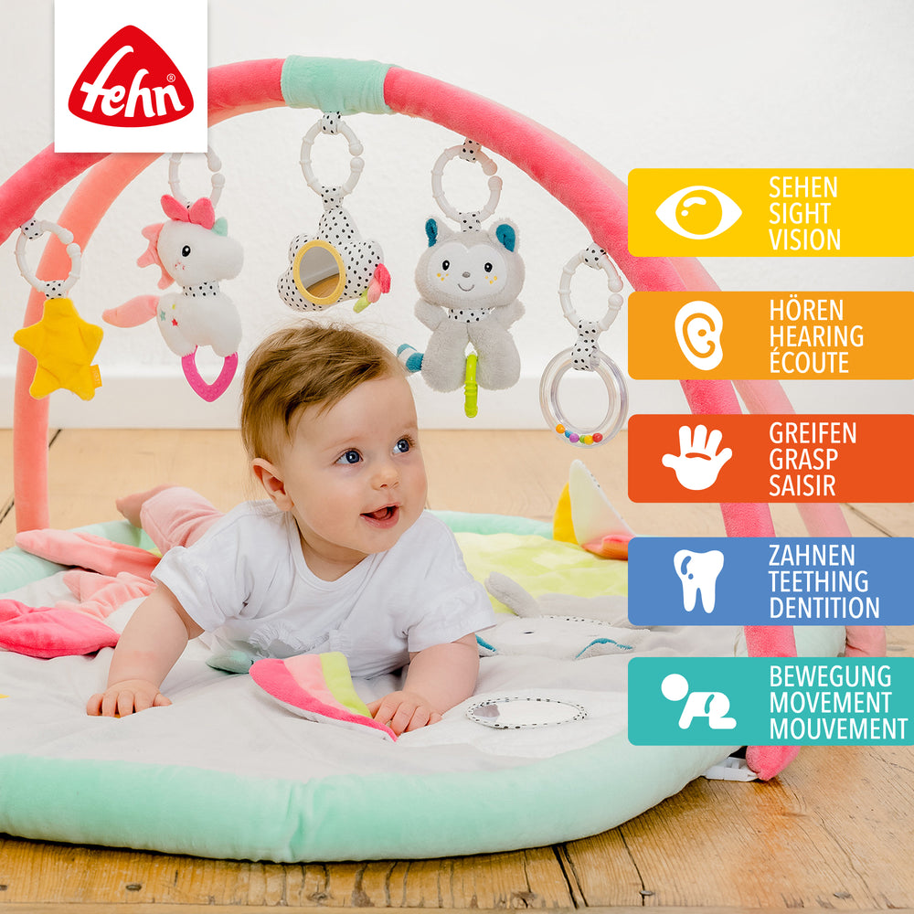 Baby entdeckt die Baby 3-D-Activity-Decke Aiko & Yuki in Bauchlage