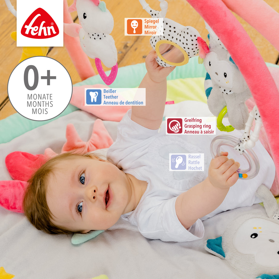 Baby liegt in 3-D-Activity-Decke Aiko &amp; Yuki und greift nach Spielelement