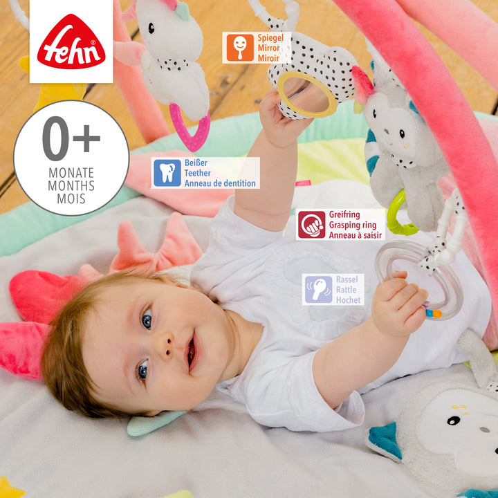 Baby liegt in 3-D-Activity-Decke Aiko &amp; Yuki und greift nach Spielelement