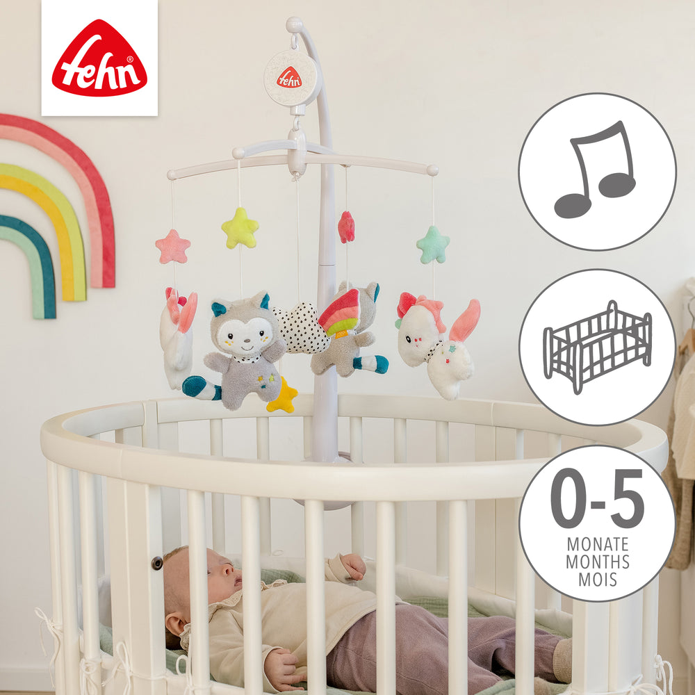 Baby liegt unter Baby Musik-Mobile Aiko & Yuki