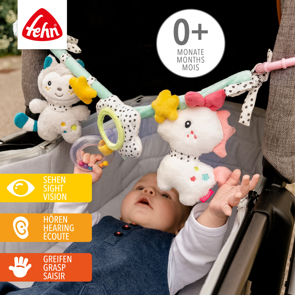 Baby spielt mit Baby Kinderwagenkette Aiko & Yuki aus weichem Plüsch
