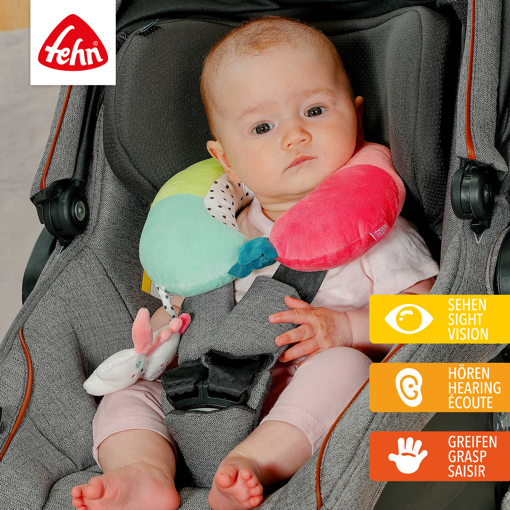 Baby trägt Baby Nackenstütze Einhorn in der Babyschale