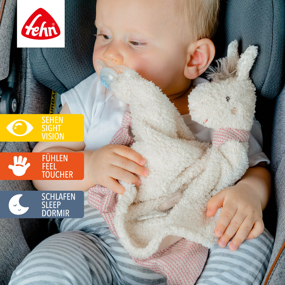 Baby kuschelt mit  Plüsch-Schmusetuch Lama